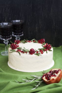 Çikolatalı kek krem, berry ile beyaz krem peynir, nar çilek ve biberiye şube. İki bardak kırmızı şarap. Fikir veya bir düğün pastası Doğum günü pastası için.