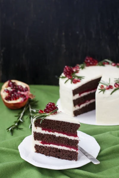 Chocoladetaart Met Berry Crème Witte Kaas Room Granaatappel Bessen Rozemarijn — Stockfoto