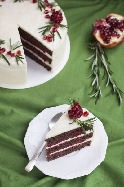 Chocoladetaart Met Berry Crème Witte Kaas Room Granaatappel Bessen Rozemarijn — Stockfoto