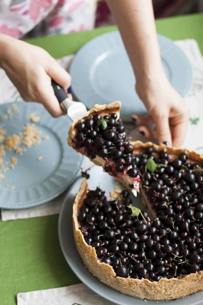 Berry Písek Koláč Dívka Krájení Dortu Pomazánky Kusy Modré Desky — Stock fotografie