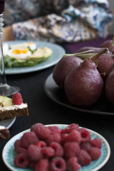 つの軽い夏夕食 ルッコラとアボカド デザートは ラズベリーとゆで卵紫色の梨と白ワイン — ストック写真