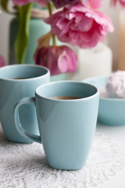 Dos Tazas Café Negro Delicado Malvavisco Para Desayuno Están Junto —  Fotos de Stock