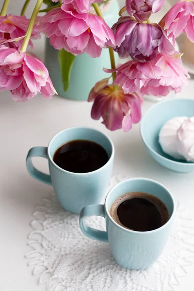 Duas Xícaras Café Preto Delicado Marshmallow Para Café Manhã Estão — Fotografia de Stock