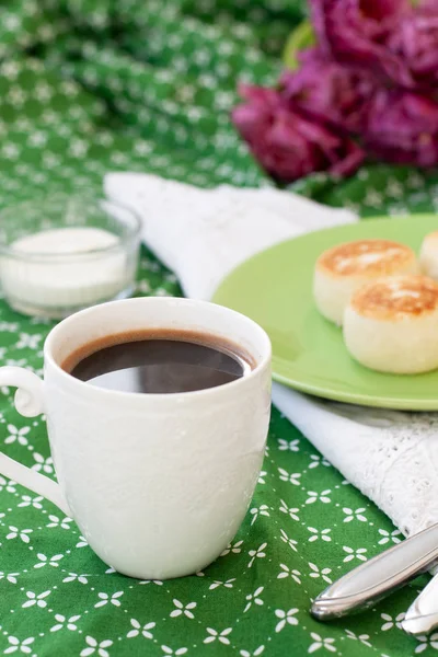 Zwarte Koffie Een Witte Verfijnde Cup Heerlijke Dieet Kaastaart Uit — Stockfoto