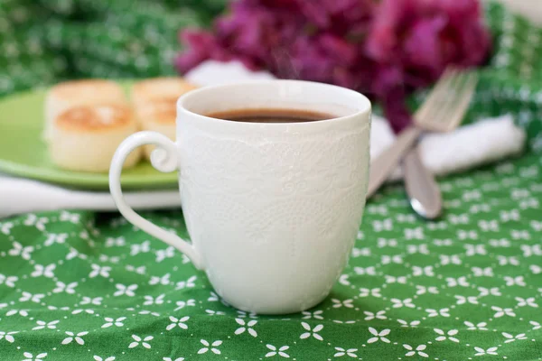 Caffè Nero Una Tazza Sofisticata Bianca Deliziose Torte Dietetiche Formaggio — Foto Stock