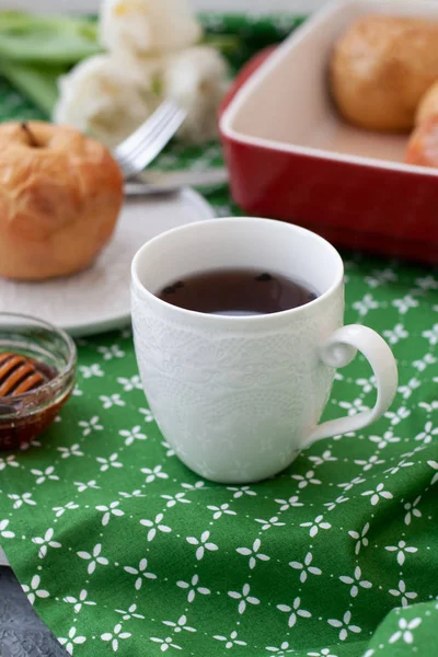 Bratäpfel Rot Eine Weiße Tasse Tee Oder Kaffee Honig Ein — Stockfoto