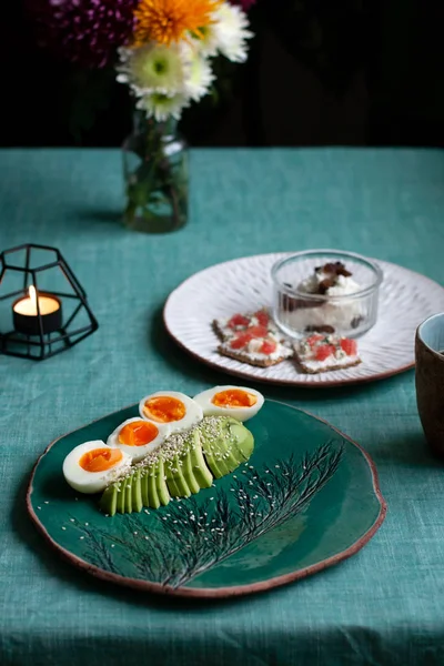 Nutrição saudável Café da manhã: Meio abacate, ovos cozidos, gergelim — Fotografia de Stock