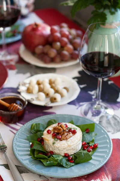 健康营养的双人午餐或晚餐: 烤卡门伯特 — 图库照片