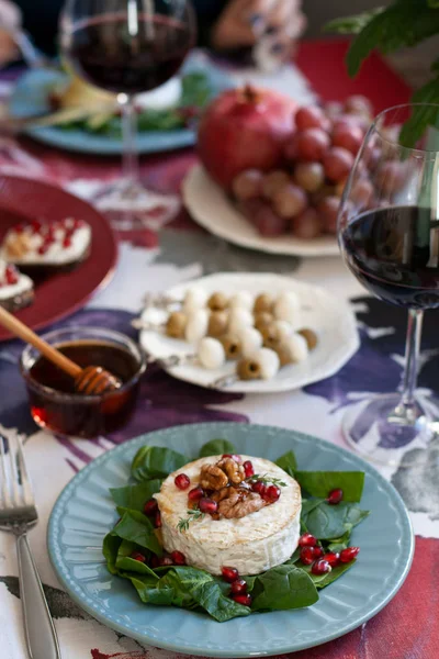 Almuerzo nutritivo saludable o cena para dos personas: camembert gr a la parrilla — Foto de Stock