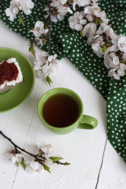 Yeşil peçeteye bir fincan siyah çay, ev yapımı çavdar ekmeği.