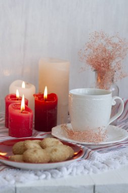 Çizgili bir masa üzerinde ev yapımı kurabiye ile siyah çay sıcak bir fincan