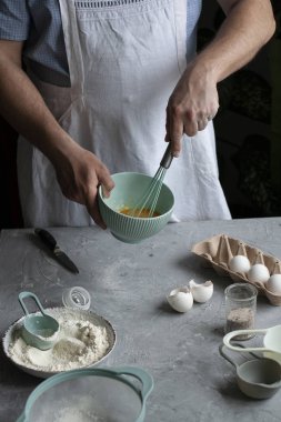 Şefle krep yapıyorum. Şef yemek ile işyerinde