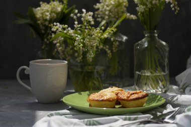 Lezzetli bir breakfast. Bir tabak taze pişmiş kek