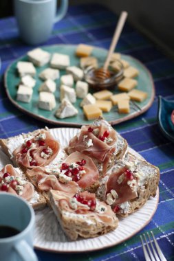 İki için besleyici ve lezzetli bir kahvaltı: 