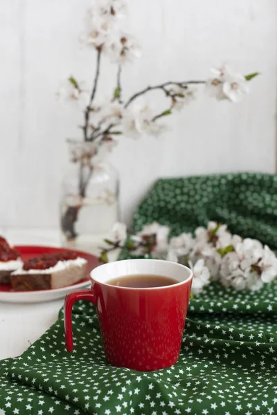Una taza de té negro en una servilleta verde, pan de centeno casero —  Fotos de Stock