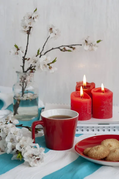 Horký šálek černého čaje s domácími koláčky — Stock fotografie