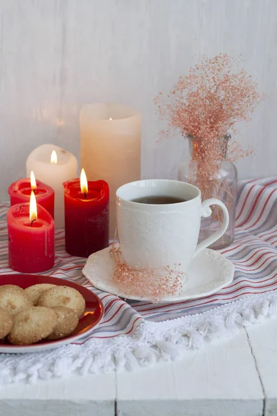 Горячая чашка черного чая с домашним печеньем — стоковое фото
