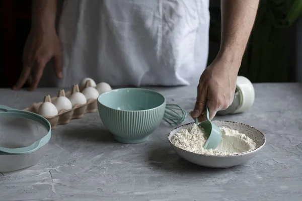 Hacer panqueques con el chef. Chef en su lugar de trabajo con cocina en — Foto de Stock