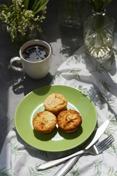 Вкусный завтрак. Тарелка свежеиспеченных кексов с горячим — стоковое фото