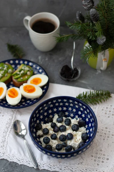 Um café da manhã saudável e nutritivo: uma tigela de queijo cottage — Fotografia de Stock