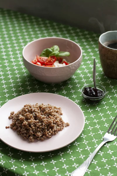 Um café da manhã saudável e nutritivo: um prato rico de trigo mourisco — Fotografia de Stock