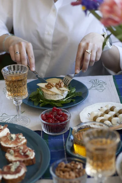 Smaczna kolacja dla dwojga w restauracji: — Zdjęcie stockowe