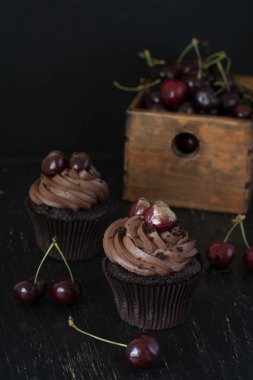Lezzetli bir tedavi: üstüne kiraz ile buzlu cupcakes.