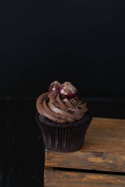 Lezzetli bir tedavi: üstünde kiraz ile buzlu cupcake.