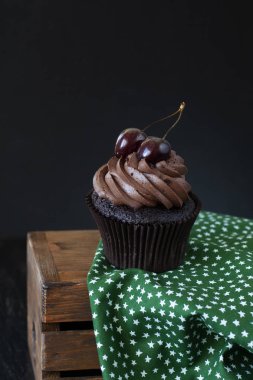 Lezzetli bir tedavi: üstünde kiraz ile buzlu cupcake.