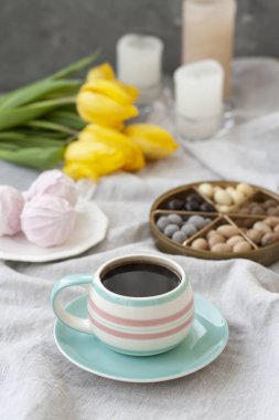 Lezzetli bir atıştırmalık: bir fincan kahve, bir tabak zefir ve bir kutu s