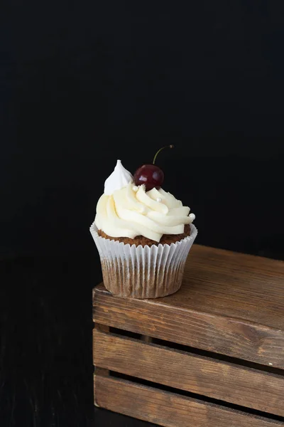 Een smakelijke traktatie: een Frosted cupcake met kers op de top. — Stockfoto