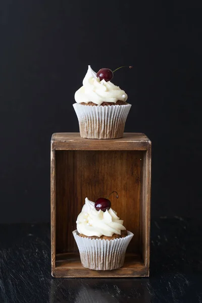 Een smakelijke traktatie: Frosted Cupcakes met kersen op de top. — Stockfoto