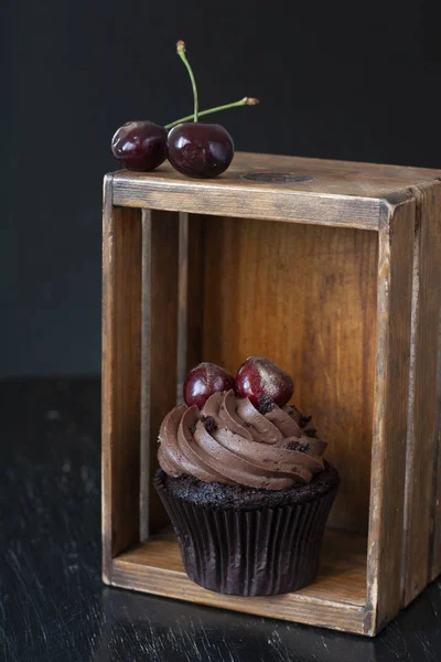 Een smakelijke traktatie: een Frosted cupcake met kersen op de top. — Stockfoto