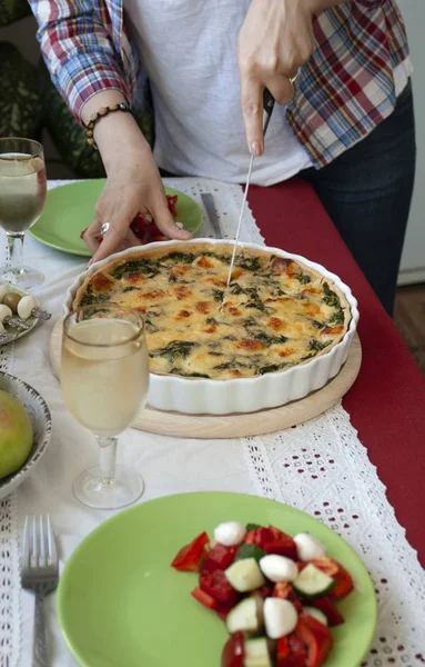 Un almuerzo gourmet: tarta de espinacas con queso, un tazón de frutas, una sa — Foto de Stock