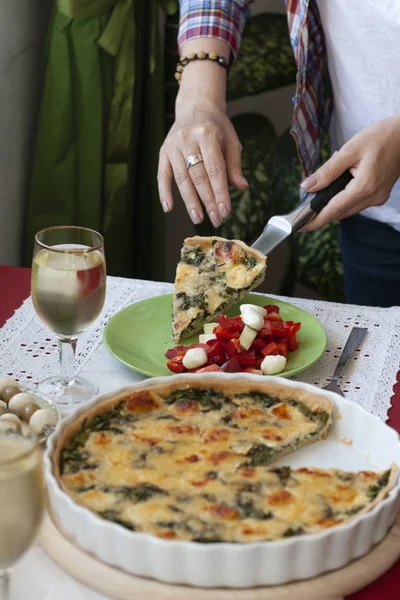 Un almuerzo gourmet: tarta de espinacas con queso, ensalada y vino . — Foto de Stock