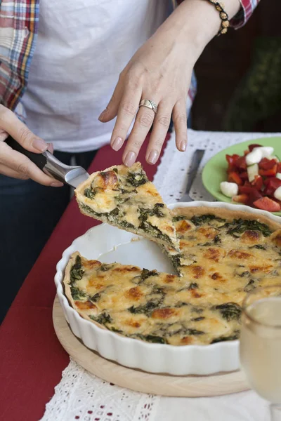 Обед для гурманов: пирог со шпинатом с сыром, салат и вино . — стоковое фото