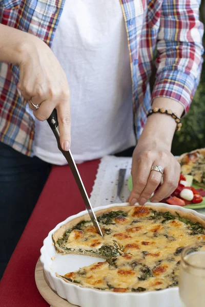 Pranzo gourmet: torta di spinaci con formaggio, insalata e vino . — Foto Stock