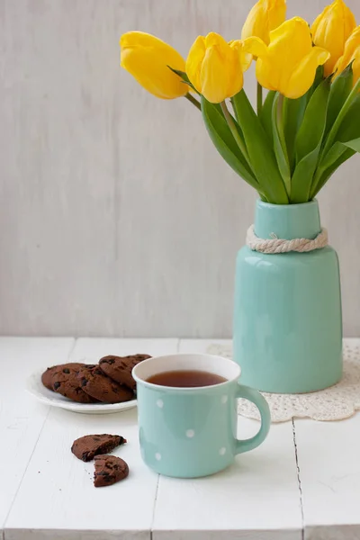 Un tentempié sabroso: una taza de té y un plato de galletas —  Fotos de Stock