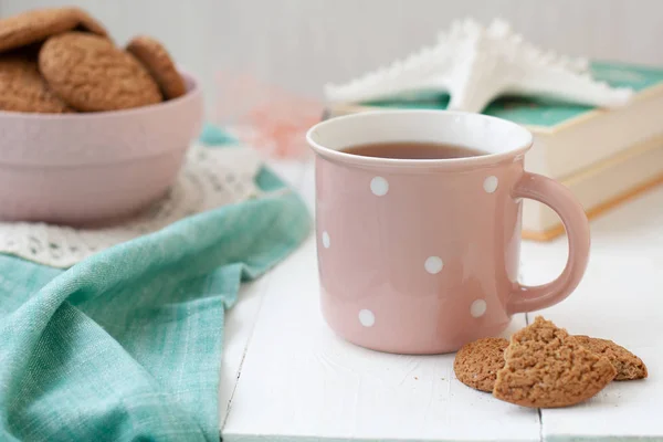 Учебный перерыв: чашка чая и миска с кулинарными изделиями . — стоковое фото