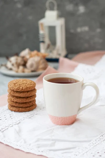 A tasty snack: a cup of tea and a stack of cookies. — Stock Photo, Image