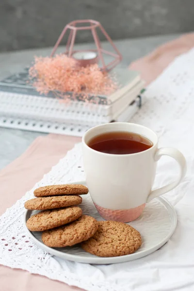 Bir çalışma molası: bir fincan çay ve bir tabak kurabiye. — Stok fotoğraf