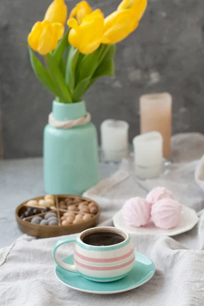 Un aperitivo sabroso: una taza de café, un plato de zephyr y una caja de s — Foto de Stock