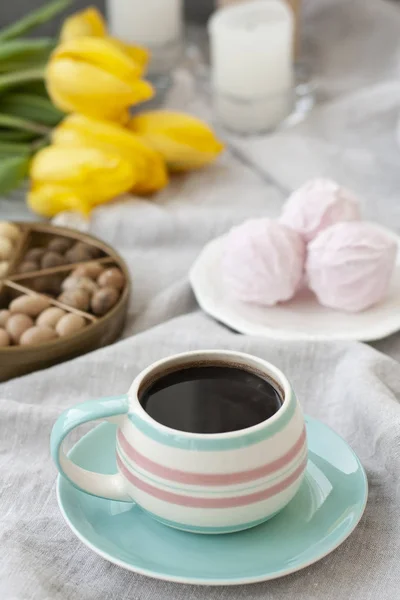 Un aperitivo sabroso: una taza de café, un plato de zephyr y una caja de s — Foto de Stock