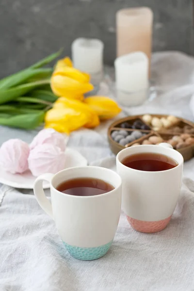 Вкусная закуска: две чашки чая, тарелка зефира и коробка s — стоковое фото