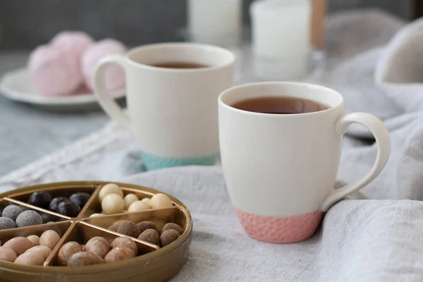 Ein leckerer Snack: zwei Tassen Tee, ein Teller Zephyr und eine Schachtel s — Stockfoto