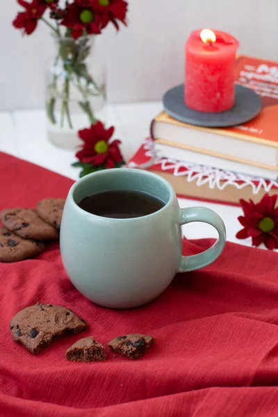 Un sabroso descanso: una taza de té y una pila de galletas . —  Fotos de Stock