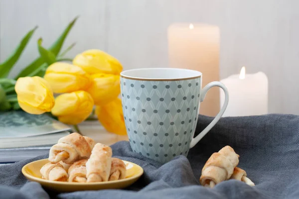 En välsmakande öken: en kopp te, en tallrik med kex. — Stockfoto