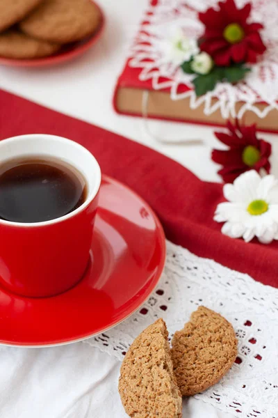 Eine leckere Pause: eine Tasse Tee und ein Teller Kekse. — Stockfoto