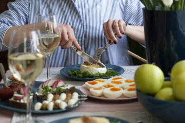 İki kişi için bir gurme öğle yemeği: ızgara Camembert, çavdar ekmeği sandviç