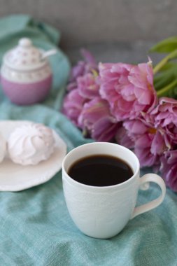 Lezzetli bir snack: bir fincan kahve ve bir tabak zefirs.